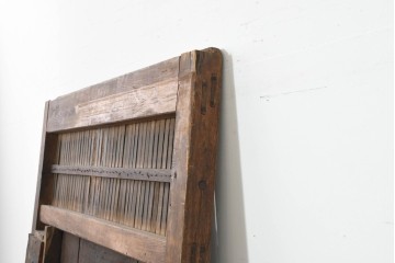 アンティーク建具　明治から大正期　希少デザイン!　竹格子の繊細な意匠と存在感のある鉄金具が調和した蔵戸1枚　(R-088506)