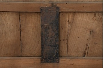アンティーク建具　明治から大正期　総欅(ケヤキ)材　漆塗り　重厚な金具付き蔵戸1枚　(R-088507)