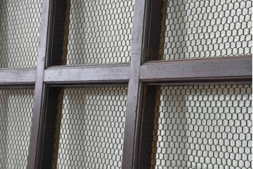 アンティーク建具　明治から大正期　上手物!!　総欅(ケヤキ)材　重厚な金具が目を引くきつね格子蔵戸1枚　(R-088508)