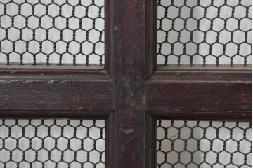 アンティーク建具　明治から大正期　上手物!!　総欅(ケヤキ)材　重厚な金具が目を引くきつね格子蔵戸1枚　(R-088508)