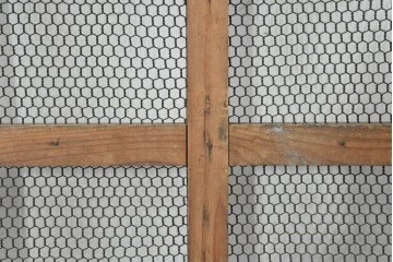 アンティーク建具　明治から大正期　上手物!!　総欅(ケヤキ)材　重厚な金具が目を引くきつね格子蔵戸1枚　(R-088508)