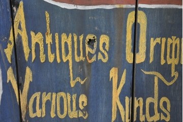 アジアンヴィンテージ　ジャワ島　A3 ANTIQUES　ハンドペイントがレトロなアンティークショップの大型看板　(R-088509)
