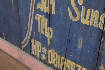 アジアンヴィンテージ　ジャワ島　A3 ANTIQUES　ハンドペイントがレトロなアンティークショップの大型看板　(R-088509)