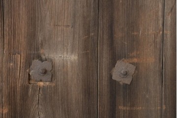 アンティーク建具　明治から大正期　総欅材　味わい深い古木と鉄飾りが風格を出す門扉1枚　(R-088515)
