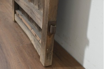 アンティーク建具　明治から大正期　総欅材　味わい深い古木と鉄飾りが風格を出す門扉1枚　(R-088515)