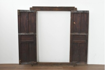 アンティーク建具　1920年頃　モロッコ　彫刻入りの枠と鋲打ち金具が重厚な存在感を放つ枠付き扉1枚　(R-088516)