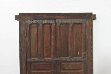 アンティーク建具　1920年頃　モロッコ　彫刻入りの枠と鋲打ち金具が重厚な存在感を放つ枠付き扉1枚　(R-088516)