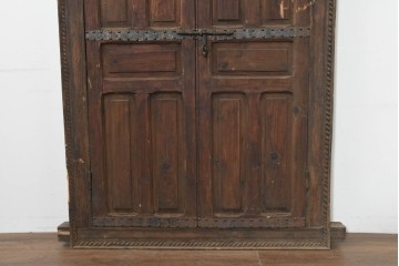 アンティーク建具　1920年頃　モロッコ　彫刻入りの枠と鋲打ち金具が重厚な存在感を放つ枠付き扉1枚　(R-088516)