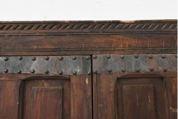 アンティーク建具　1920年頃　モロッコ　彫刻入りの枠と鋲打ち金具が重厚な存在感を放つ枠付き扉1枚　(R-088516)