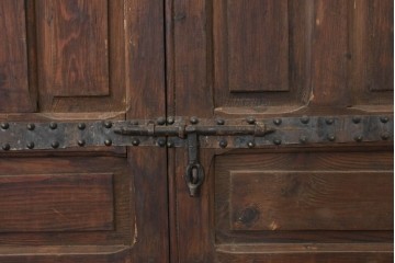 アンティーク建具　1920年頃　モロッコ　彫刻入りの枠と鋲打ち金具が重厚な存在感を放つ枠付き扉1枚　(R-088516)