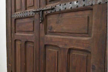 アンティーク建具　1920年頃　モロッコ　彫刻入りの枠と鋲打ち金具が重厚な存在感を放つ枠付き扉1枚　(R-088516)