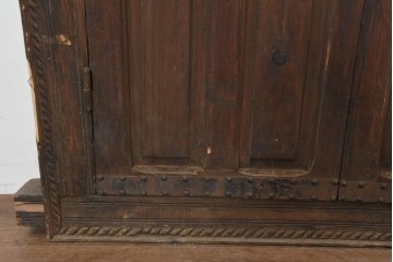 アンティーク建具　1920年頃　モロッコ　彫刻入りの枠と鋲打ち金具が重厚な存在感を放つ枠付き扉1枚　(R-088516)
