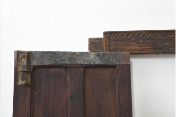アンティーク建具　1920年頃　モロッコ　彫刻入りの枠と鋲打ち金具が重厚な存在感を放つ枠付き扉1枚　(R-088516)