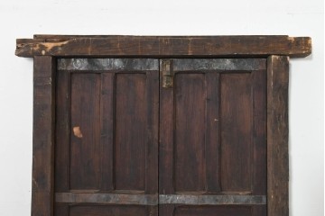 アンティーク建具　1920年頃　モロッコ　彫刻入りの枠と鋲打ち金具が重厚な存在感を放つ枠付き扉1枚　(R-088516)