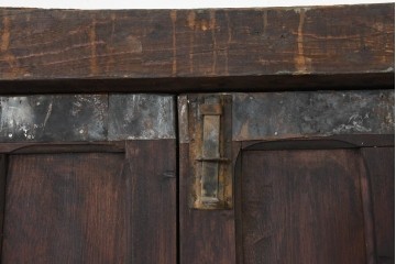 アンティーク建具　1920年頃　モロッコ　彫刻入りの枠と鋲打ち金具が重厚な存在感を放つ枠付き扉1枚　(R-088516)