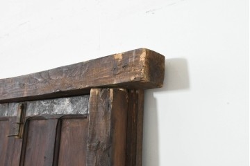 アンティーク建具　1920年頃　モロッコ　彫刻入りの枠と鋲打ち金具が重厚な存在感を放つ枠付き扉1枚　(R-088516)