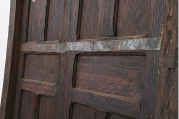 アンティーク建具　1920年頃　モロッコ　彫刻入りの枠と鋲打ち金具が重厚な存在感を放つ枠付き扉1枚　(R-088516)