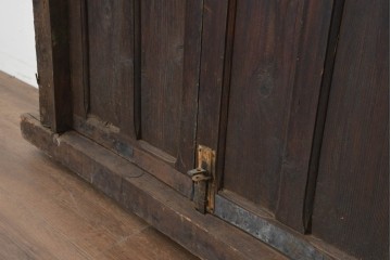 アンティーク建具　1920年頃　モロッコ　彫刻入りの枠と鋲打ち金具が重厚な存在感を放つ枠付き扉1枚　(R-088516)