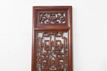 中古　中国　オリエンタルデザイン　透かし彫り(孔雀・牡丹・桃・蝶)が優雅な彫刻パネル　(R-088517)