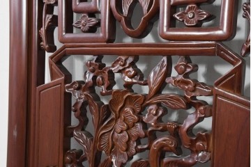 中古　中国　オリエンタルデザイン　透かし彫り(孔雀・牡丹・桃・蝶)が優雅な彫刻パネル　(R-088517)