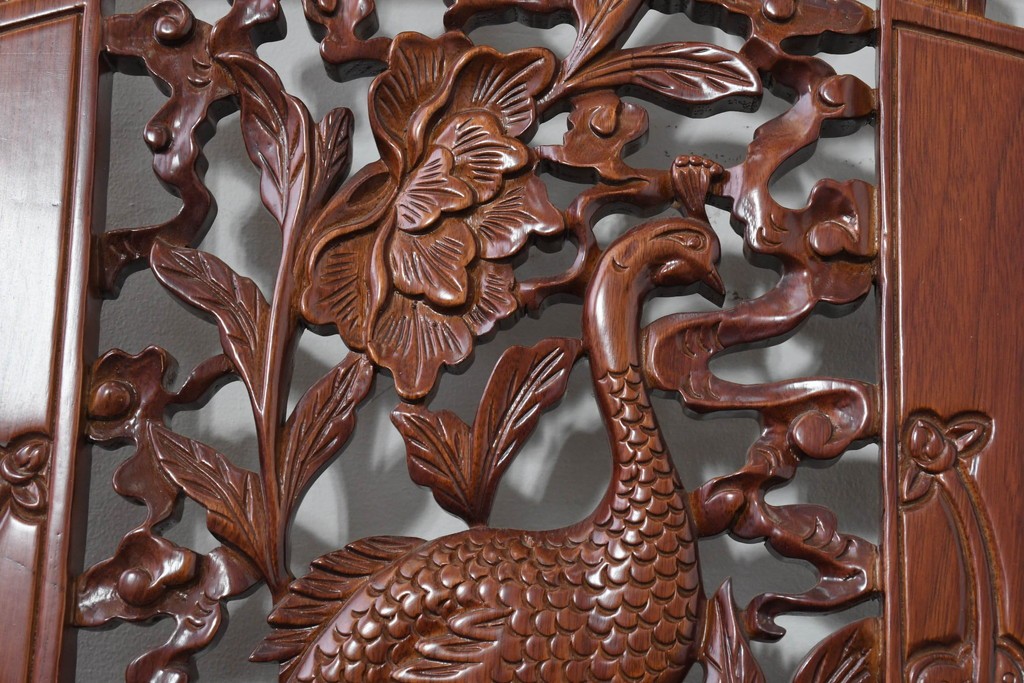 中古　中国　オリエンタルデザイン　透かし彫り(孔雀・牡丹・桃・蝶)が優雅な彫刻パネル　(R-088517)