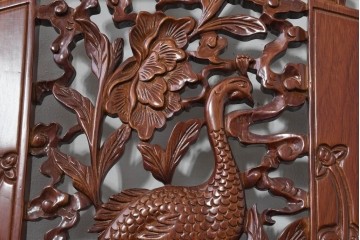 中古　中国　オリエンタルデザイン　透かし彫り(孔雀・牡丹・桃・蝶)が優雅な彫刻パネル　(R-088517)