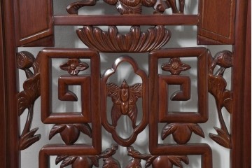 中古　中国　オリエンタルデザイン　透かし彫り(孔雀・牡丹・桃・蝶)が優雅な彫刻パネル　(R-088517)