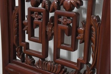 中古　中国　オリエンタルデザイン　透かし彫り(孔雀・牡丹・桃・蝶)が優雅な彫刻パネル　(R-088517)