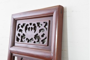 中古　中国　オリエンタルデザイン　透かし彫り(孔雀・牡丹・桃・蝶)が優雅な彫刻パネル　(R-088517)