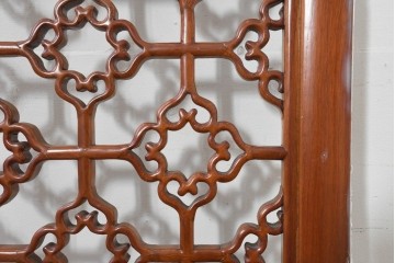 中古　中国　オリエンタルデザイン　花格子の透かし彫りが可愛らしい彫刻パネル　(R-088518)