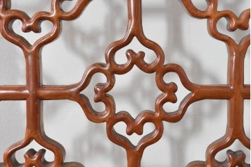 中古　中国　オリエンタルデザイン　花格子の透かし彫りが可愛らしい彫刻パネル　(R-088518)