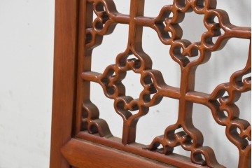 中古　中国　オリエンタルデザイン　花格子の透かし彫りが可愛らしい彫刻パネル　(R-088518)