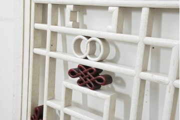 中国ヴィンテージ建具　白と赤の華やかなペイントが目を引く中国格子1枚　(R-088520)