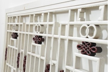 中国ヴィンテージ建具　白と赤の華やかなペイントが目を引く中国格子1枚　(R-088520)