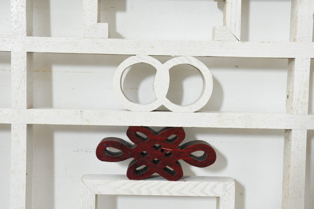 中国ヴィンテージ建具　白と赤の華やかなペイントが目を引く中国格子1枚　(R-088520)