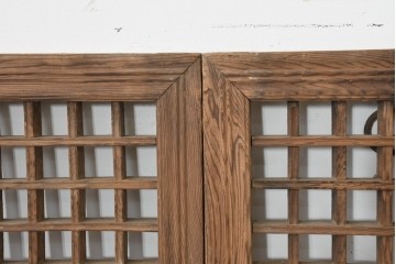 中国アンティーク建具　1900年頃　李朝建具　均整の取れた格子意匠が魅力の窓2枚(1対)セット　(R-088527)