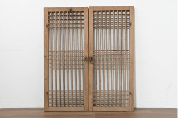 中国アンティーク建具　1900年頃　李朝建具　均整の取れた格子意匠が魅力の窓2枚(1対)セット　(R-088527)