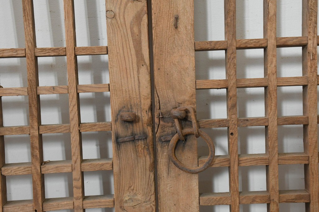 中国アンティーク建具　1900年頃　李朝建具　均整の取れた格子意匠が魅力の窓2枚(1対)セット　(R-088527)
