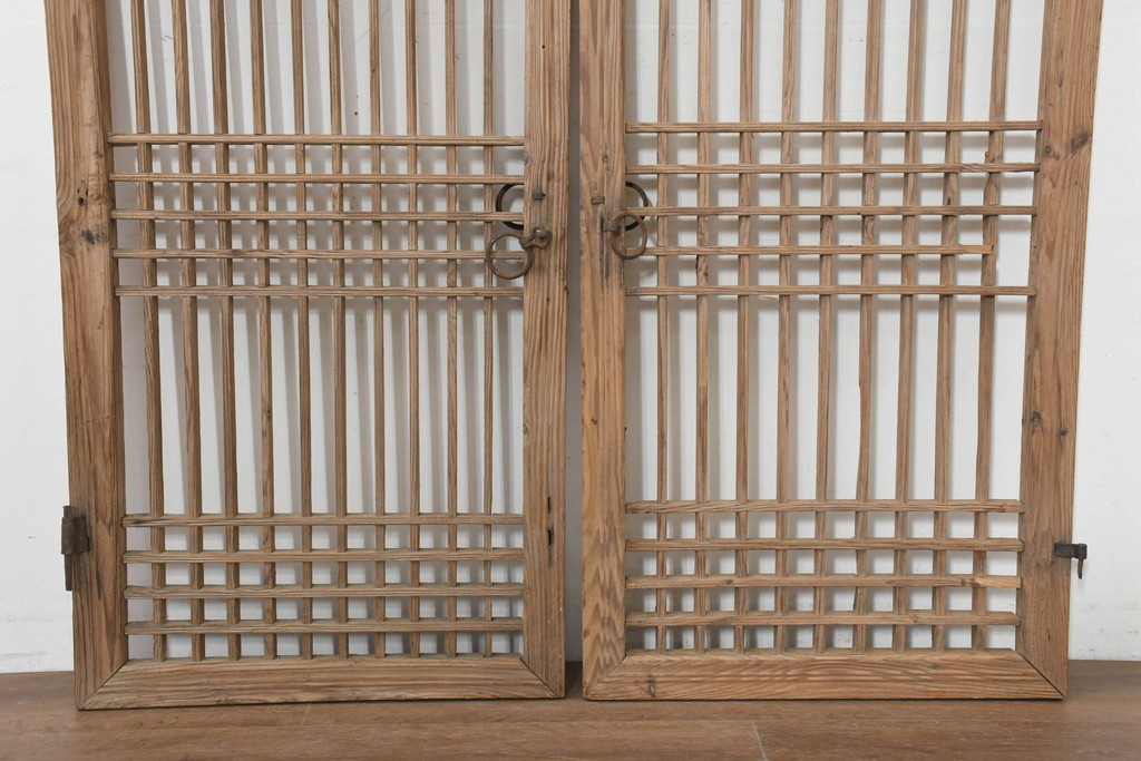 中国アンティーク建具　1900年頃　李朝風建具　均整の取れた格子意匠が魅力の窓2枚(1対)セット　(R-088528)