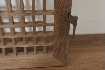 中国アンティーク建具　1900年頃　李朝風建具　花形金具がアクセントになった片開き戸2枚セット　(R-088529)