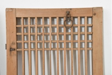 中国アンティーク建具　1900年頃　李朝風建具　花形金具がアクセントになった片開き戸2枚セット　(R-088529)