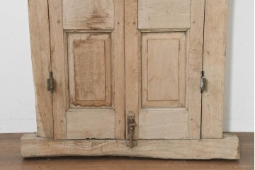 アジアンアンティーク建具　インド伝統×西洋建築の融合!　重厚な鋳造金網付き　大型の枠付き両開き窓1枚　(R-088530)