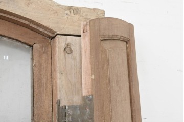 アジアンアンティーク建具　インド伝統×西洋建築の融合!　重厚な鋳造金網付き　大型の枠付き両開き窓1枚　(R-088530)