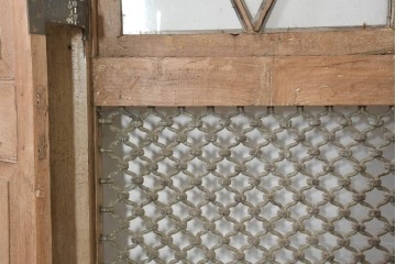 アジアンアンティーク建具　インド伝統×西洋建築の融合!　重厚な鋳造金網付き　大型の枠付き両開き窓1枚　(R-088530)
