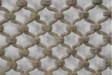 アジアンアンティーク建具　インド伝統×西洋建築の融合!　重厚な鋳造金網付き　大型の枠付き両開き窓1枚　(R-088530)