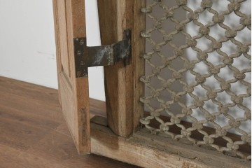 アジアンアンティーク建具　インド伝統×西洋建築の融合!　重厚な鋳造金網付き　大型の枠付き両開き窓1枚　(R-088530)