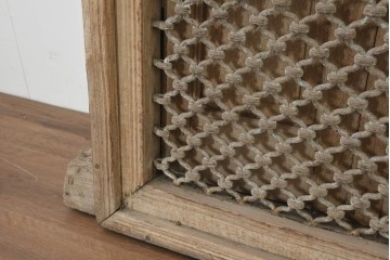 アジアンアンティーク建具　インド伝統×西洋建築の融合!　重厚な鋳造金網付き　大型の枠付き両開き窓1枚　(R-088530)