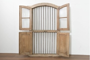 アジアンアンティーク建具　インド伝統×西洋建築の融合!　金属製縦格子付き　大型の枠付き両開き窓1枚　(R-088531)