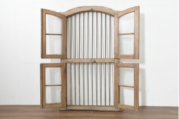 アジアンアンティーク建具　インド伝統×西洋建築の融合!　金属製縦格子付き　大型の枠付き両開き窓1枚　(R-088532)