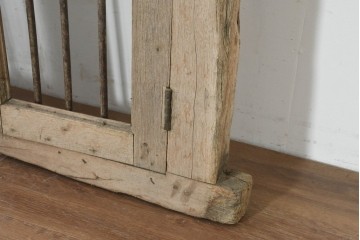 アジアンアンティーク建具　インド伝統×西洋建築の融合!　金属製縦格子付き　大型の枠付き両開き窓1枚　(R-088532)